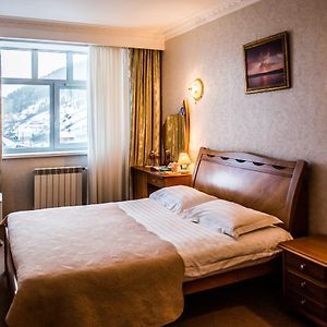 Standard Zimmer mit Kingsize-Bett